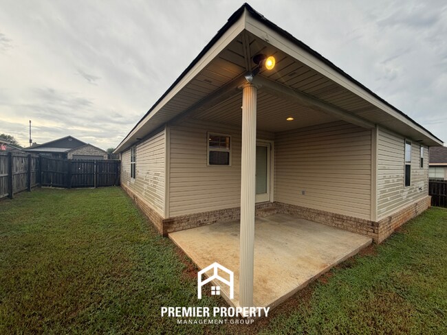 Building Photo - Move-In Ready 3BR Home in Tuscaloosa - Granite Counters & Enclosed Backyard