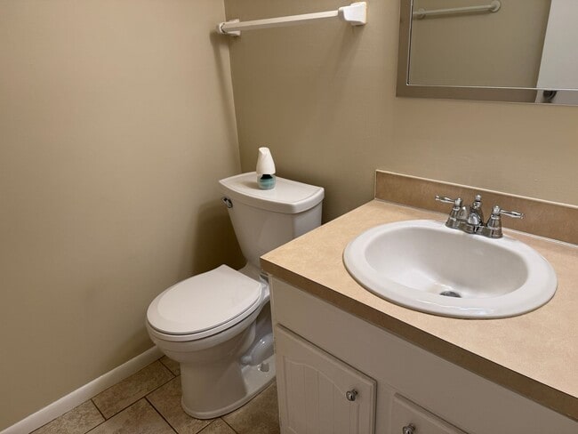 Building Photo - Updated Townhome in Willow Wood Near 120th & Blondo!