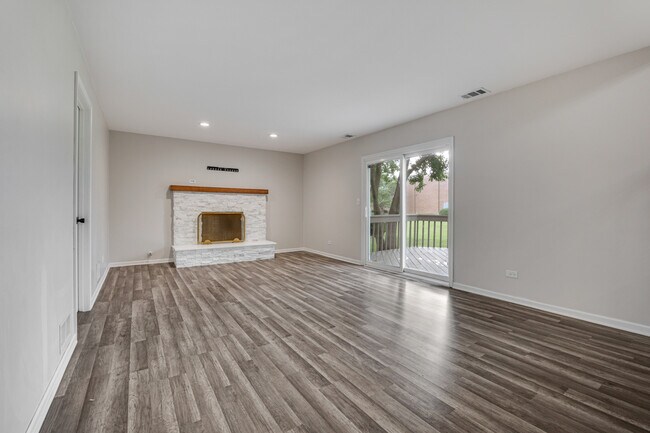 Building Photo - 615 Chester Ct E