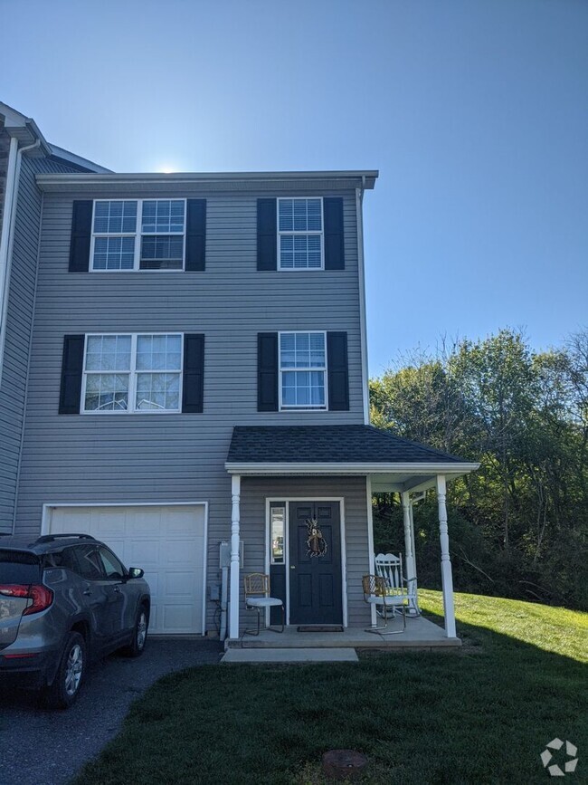 Building Photo - End Unit Town Home in Waynesboro, PA!