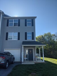 Building Photo - End Unit Town Home in Waynesboro, PA!