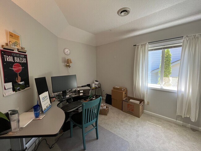 Building Photo - Beautiful 4Bd + 3Ba in Portland!! Offers Beautiful Outdoor Views and Great Gardening Backyards!!