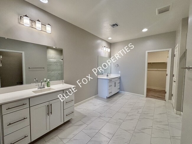 Building Photo - 5536 W Lazy Farm Dr