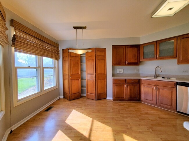 Building Photo - 325 Satinwood Ct S