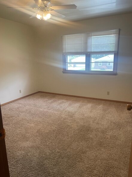 Building Photo - 324 N Ellen St