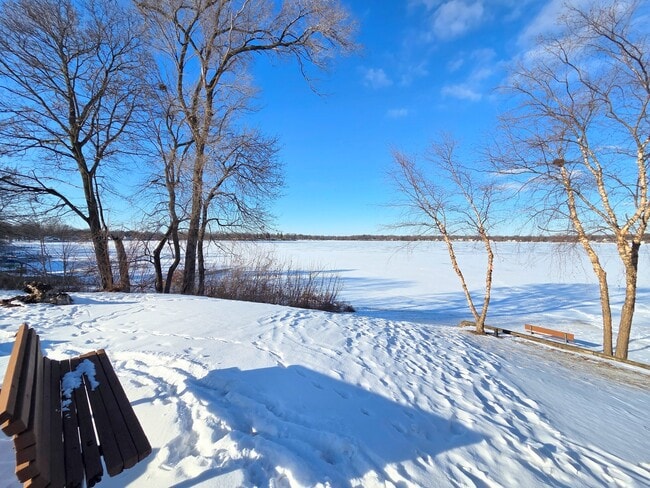 Building Photo - 29 E Lake Shore Dr