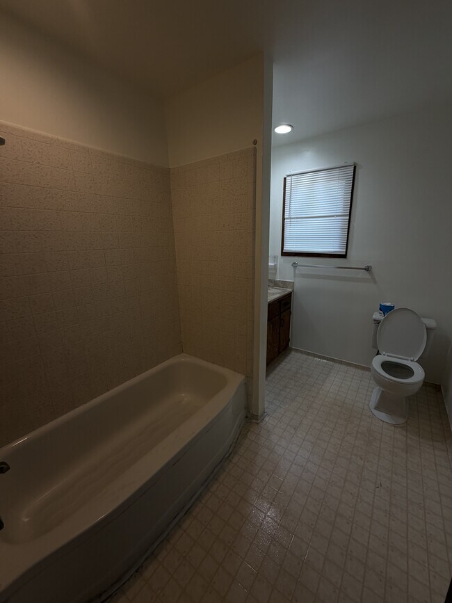 Building Photo - 913 Clover Dr