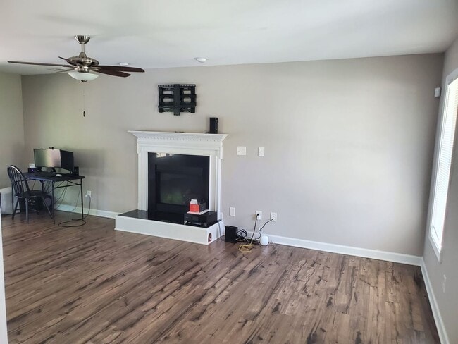 Building Photo - 4 bedroom available for move in August 1st...