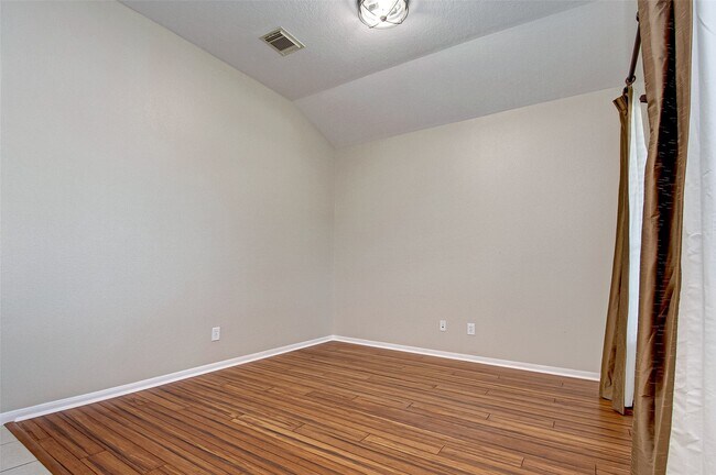 Building Photo - 26439 Richwood Oaks Dr