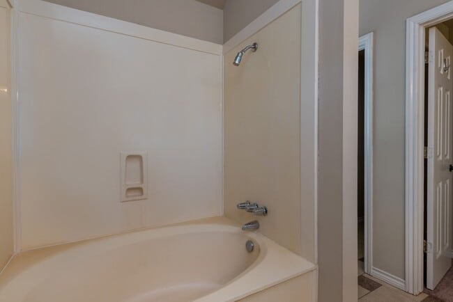 Building Photo - Beautiful 4 Bed, 2 Bath in a Great Location!