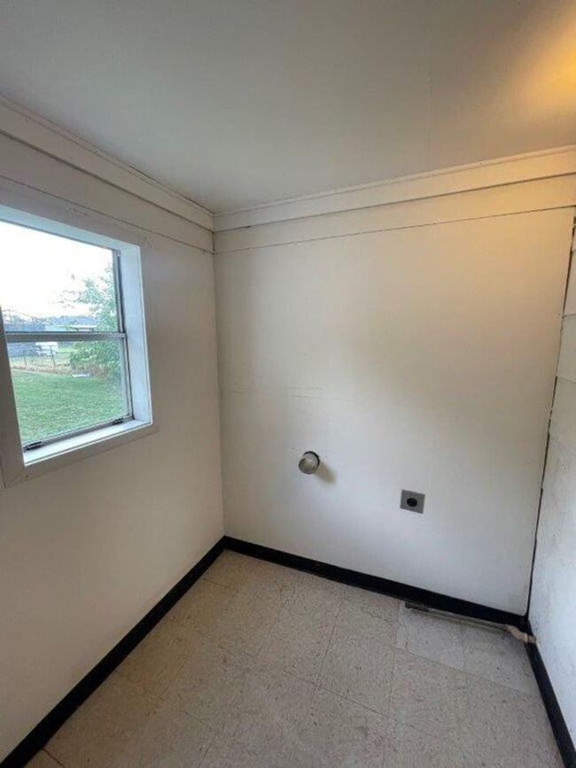 Building Photo - 2 bed 1&1/2 bath, detached garage in Norman