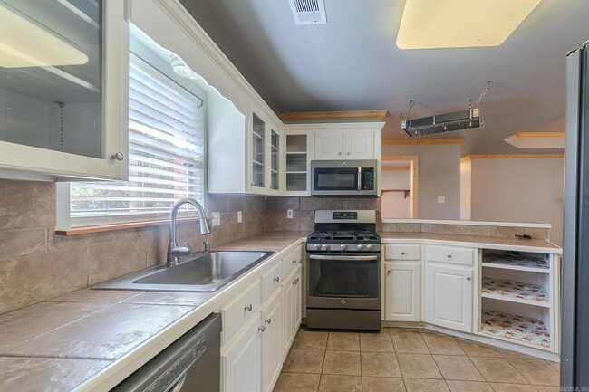 Building Photo - 12 Forest Dr