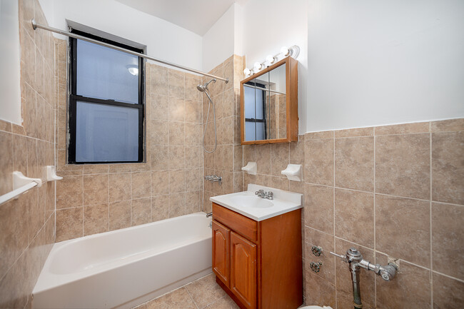 Building Photo - 520 W 183rd St