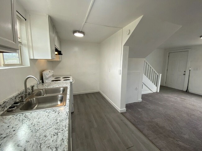 Building Photo - 452 Alder St