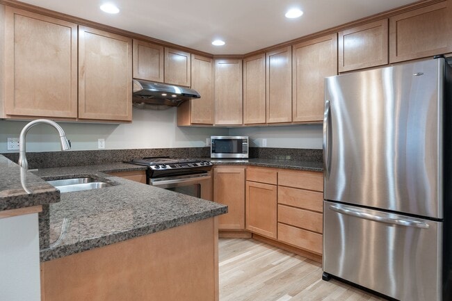 Building Photo - 2bd/2.5ba Seattle Townhome