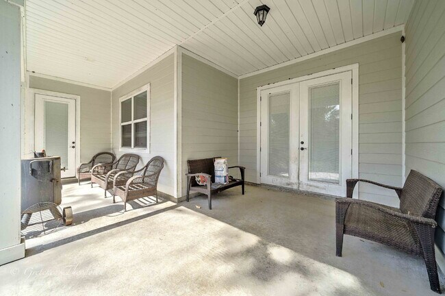 Building Photo - "Charming 3-Bedroom Oasis with 2 Baths and...