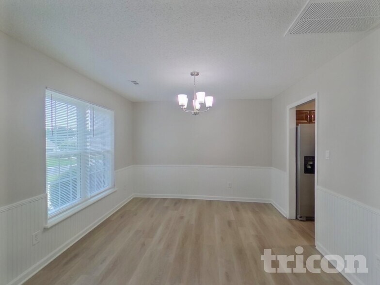 Building Photo - 701 Barbee Farm Dr