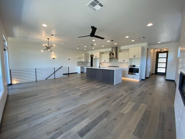 Building Photo - Close to Micron, 3 Bedroom 3 bath w/ a Million Dollar View!