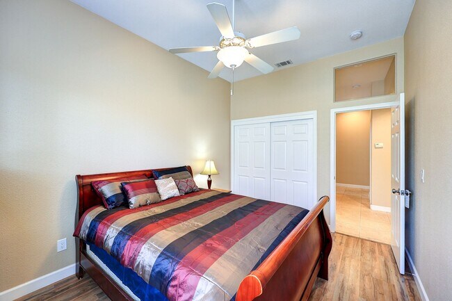 Building Photo - OPEN FLOOR PLAN WITH SIDEYARD PARKING AND ...