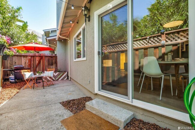 Building Photo - 542 Brewster Ave