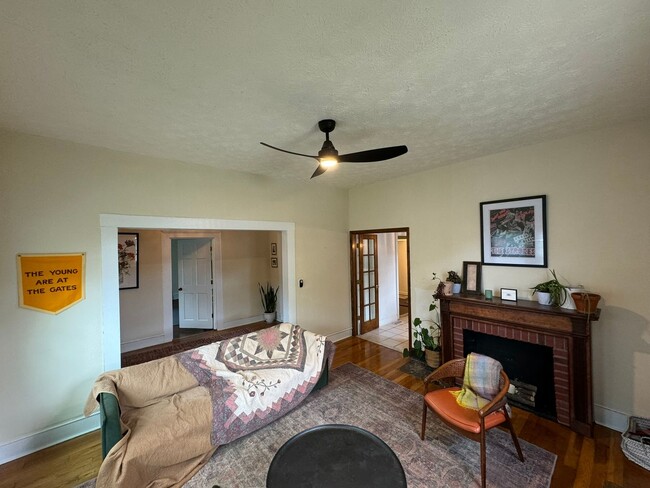 Building Photo - Updated 3bed/2bath House with Older Charm!