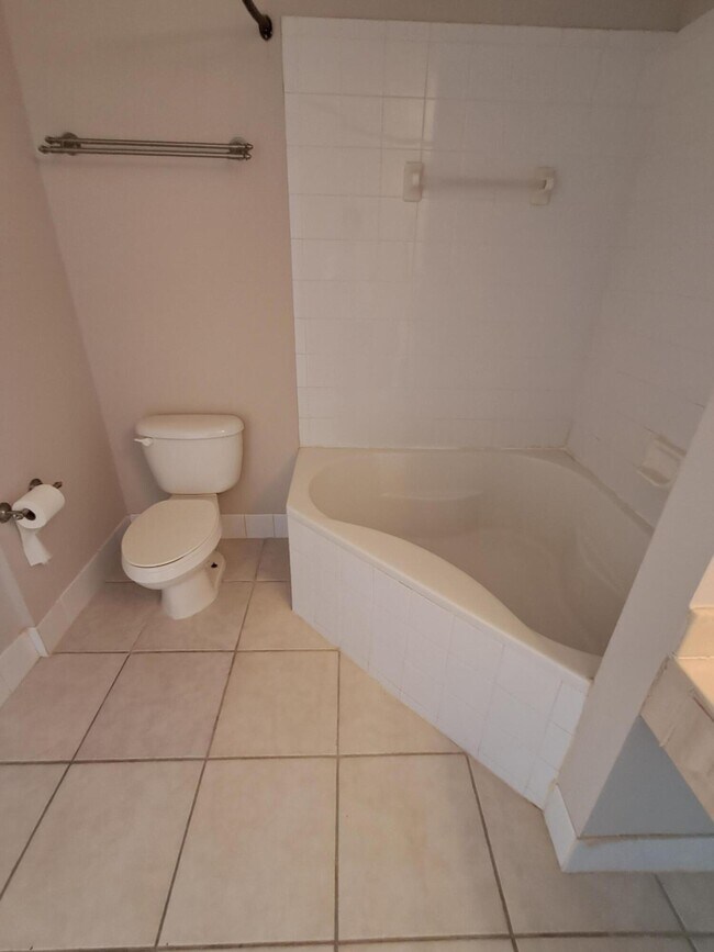 Building Photo - 2100 Greenview Shores Blvd