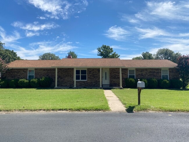 Building Photo - 1002 Glenn Dr