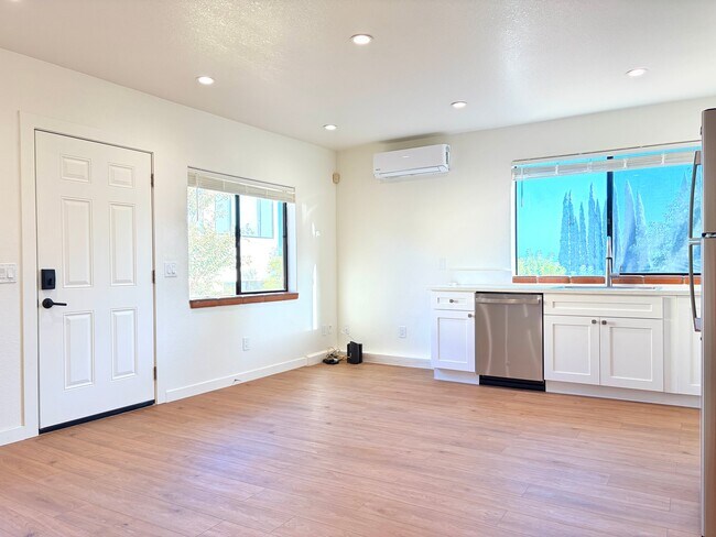 Building Photo - 1527 Calavo Rd
