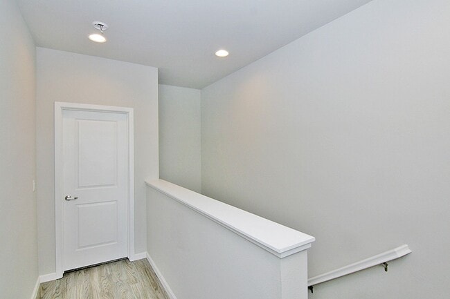 Building Photo - Clean, modern, move-in ready townhouse!