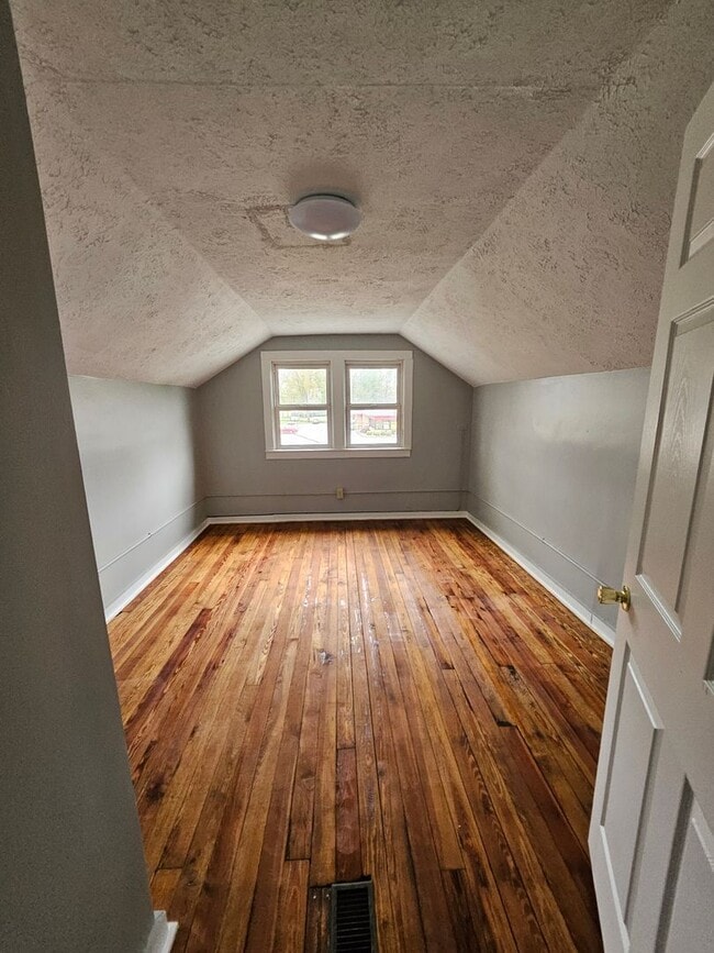 Building Photo - Large 3 bed house with basement