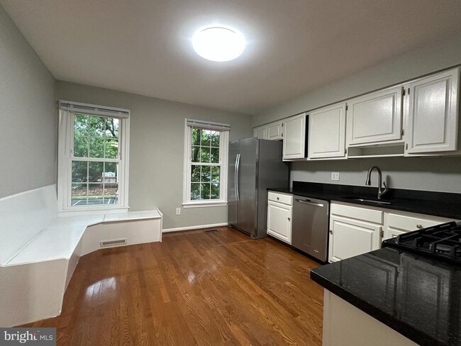 Building Photo - 10152 Village Knolls Ct