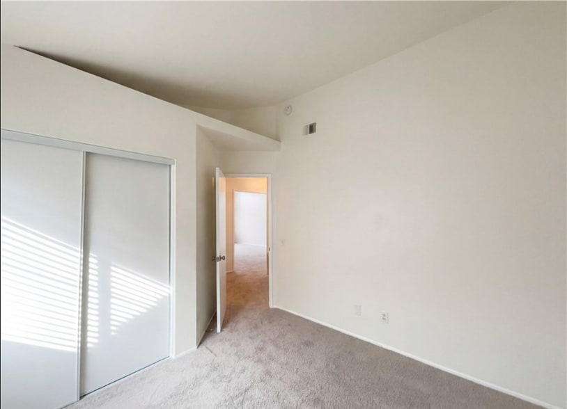 Building Photo - 25311 Chicago Ave