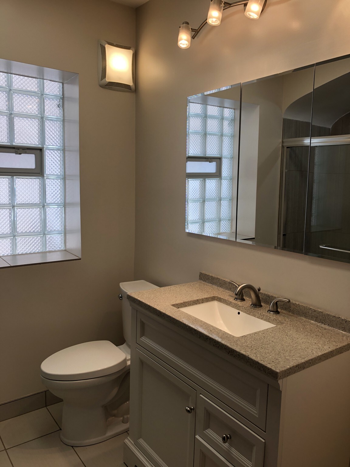 Building Photo - 6441 N Francisco Ave