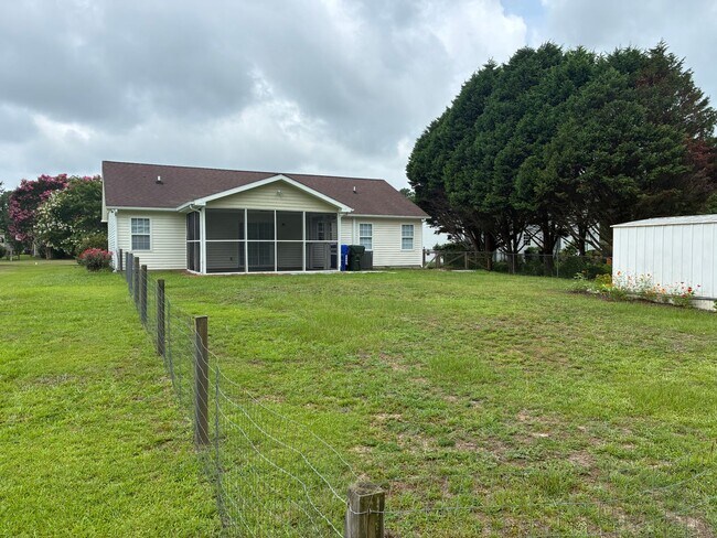 Building Photo - 3 Bed 2 Bath Newport Home Available now