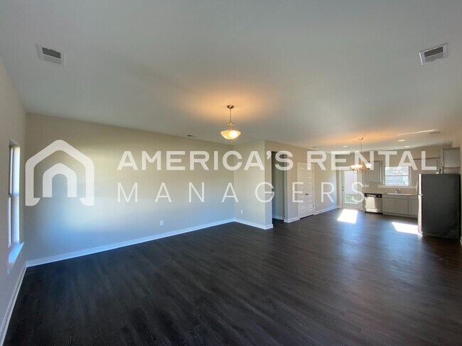 Building Photo - 215 White Oak Cir