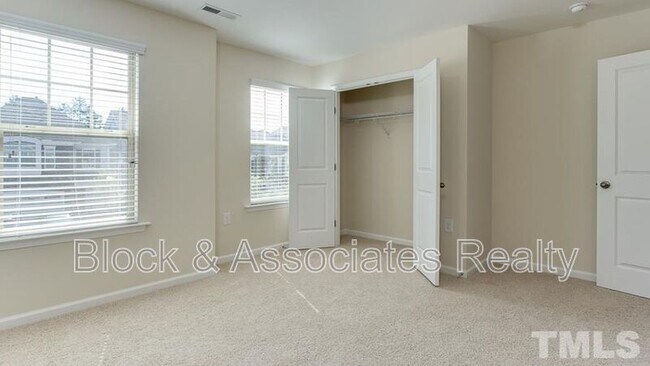 Building Photo - 213 Begen St