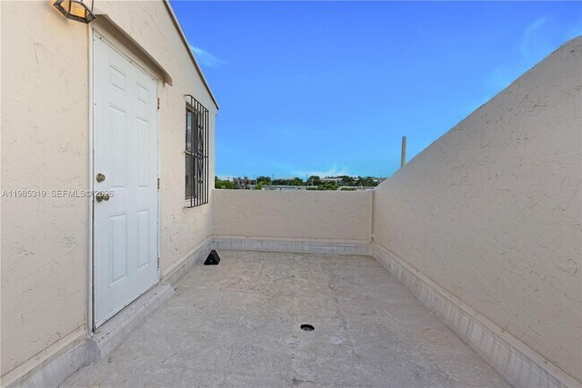 Building Photo - 1758 W 58th St