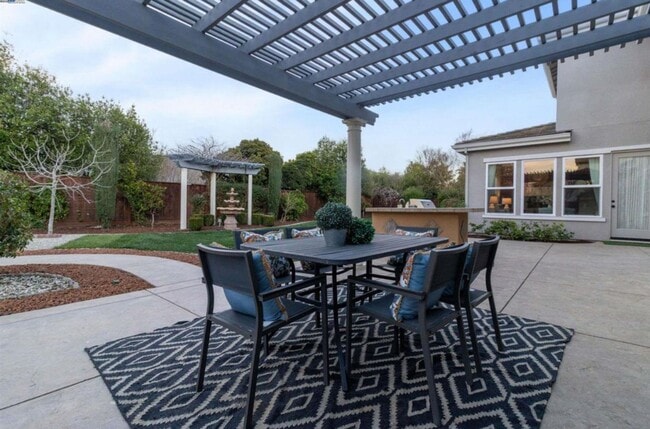 Building Photo - Pleasanton Ridge 5 bed/5 bath, Solar, Amen...