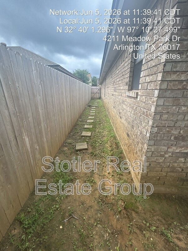 Building Photo - 4211 Meadow Park Dr
