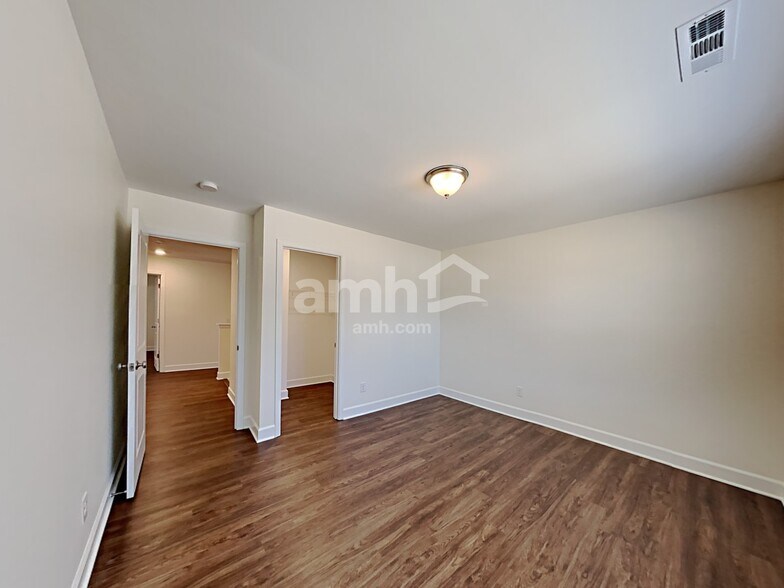 Building Photo - 2920 Throneberry Ln