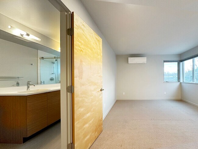Building Photo - 3bd/2ba Seattle Townhome