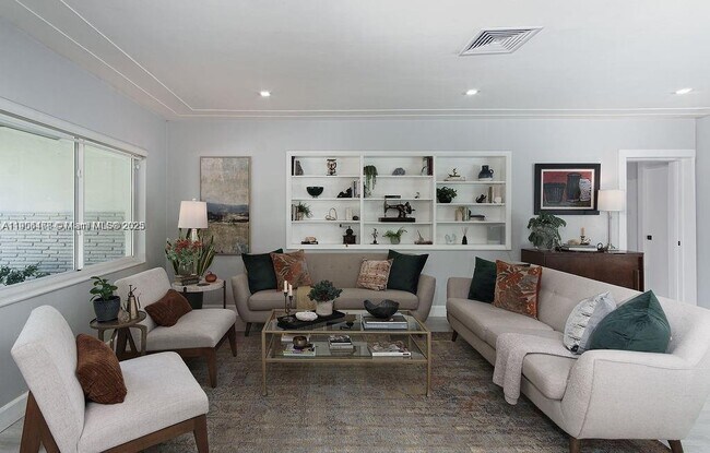 Building Photo - 1110 NE 100th St