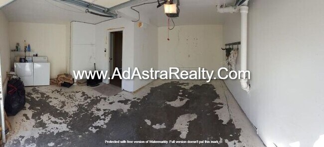 Building Photo - Beautiful Remodeled South KCMO Townhome-Av...