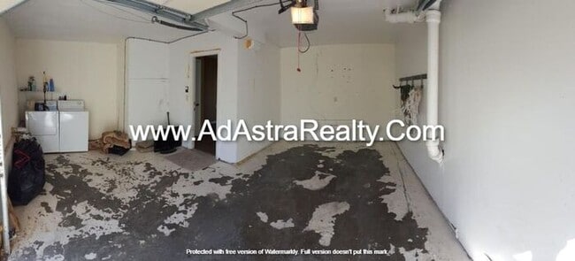 Building Photo - Beautiful Remodeled South KCMO Townhome-Available NOW!!