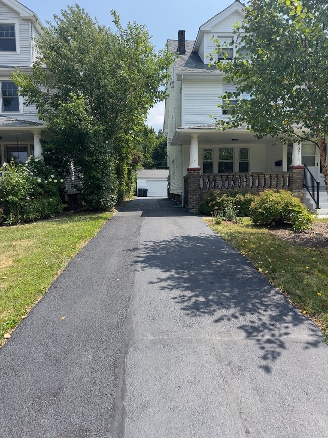 Building Photo - 2407 Woodmere Dr