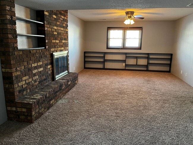 Building Photo - 3 Bed/3 Bath with Fenced in Yard!