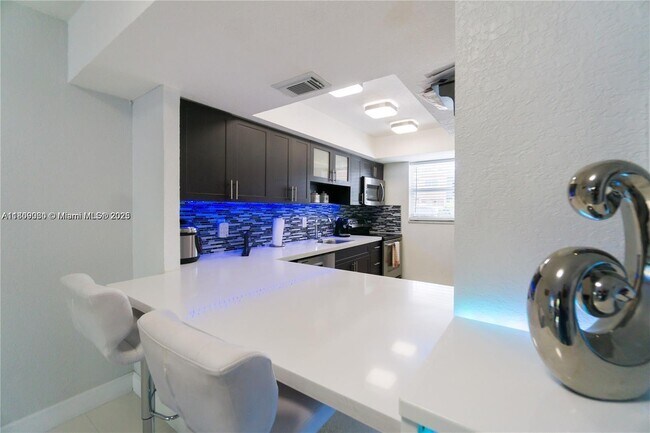 Building Photo - 845 W 79th Pl