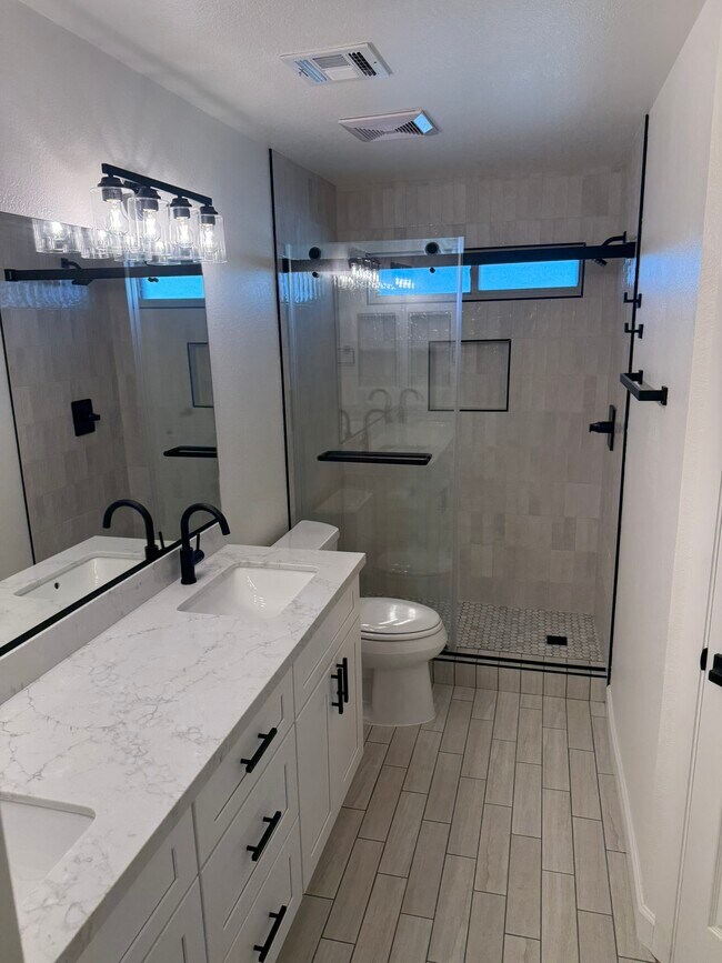 Building Photo - 3624 W Elgin St