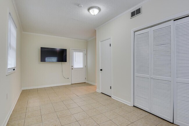 Building Photo - 1209 Azalea Dr