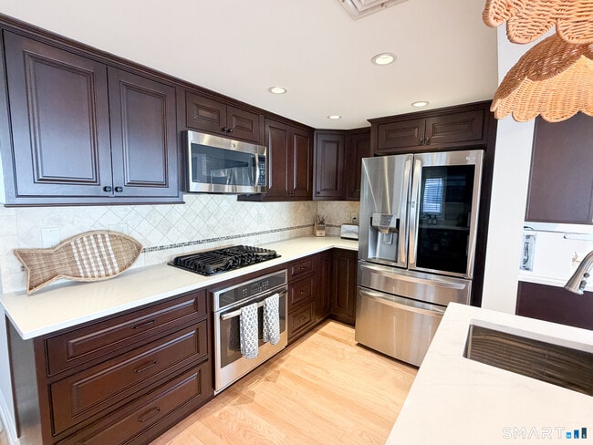 Building Photo - 18 Field Ct